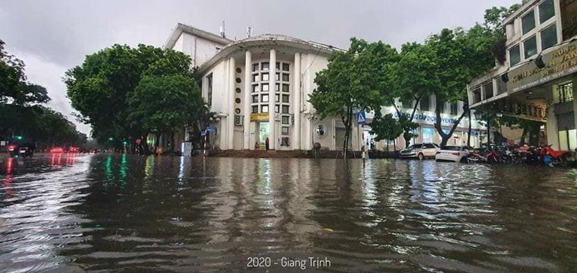 H&#236;nh ảnh nhiều tuyến phố H&#224; Nội ngập trong nước - Ảnh 2