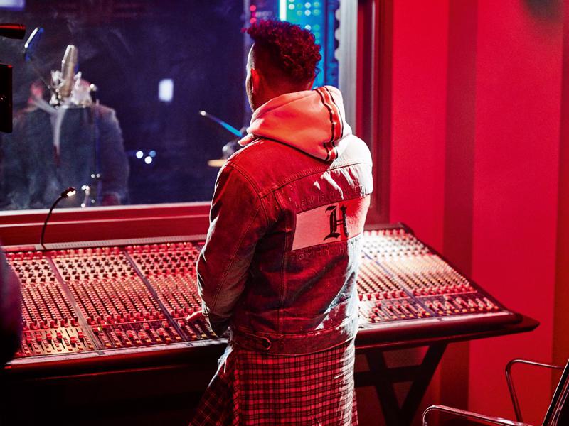 Phong c&#225;ch thời trang “cực phi&#234;u” của tay đua số 1 Lewis Hamilton - Ảnh 1