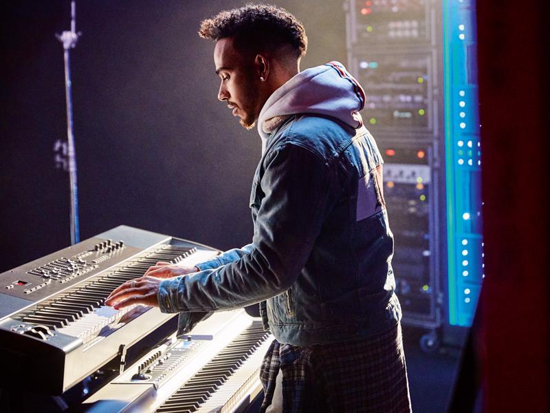 Phong c&#225;ch thời trang “cực phi&#234;u” của tay đua số 1 Lewis Hamilton - Ảnh 2