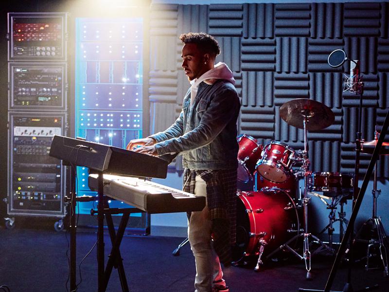 Phong c&#225;ch thời trang “cực phi&#234;u” của tay đua số 1 Lewis Hamilton - Ảnh 3