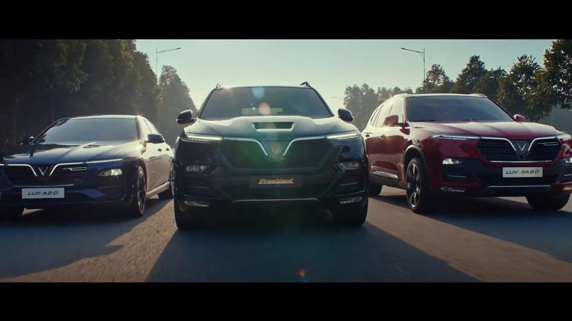 Hình ảnh VinFast President dẫn đầu cùng với hai mẫu xe cao cấp Lux A2.0 và Lux SA2.0 của VinFast. Ảnh cắt từ clip
