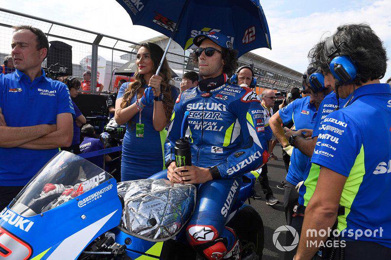 Căng thẳng trước giờ xuất phát. Alex Rins của đội Suzuki