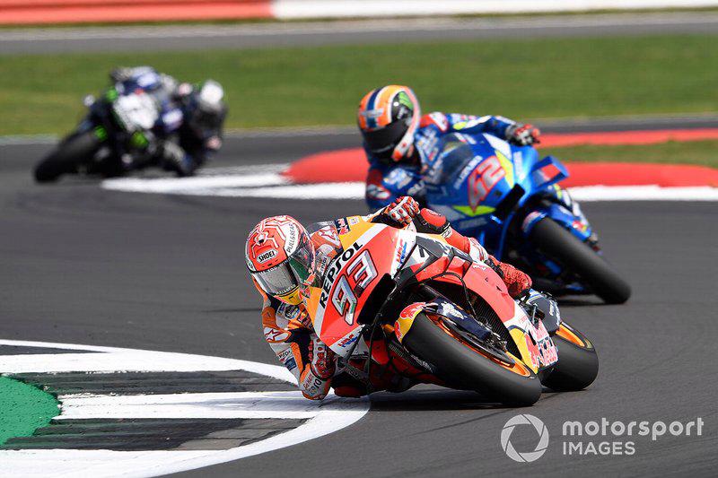 Nh&#236;n lại chiến thắng nghẹt thở của Alex Rins tại Silverstone MotoGP - Ảnh 2