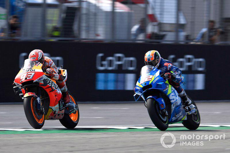 Nh&#236;n lại chiến thắng nghẹt thở của Alex Rins tại Silverstone MotoGP - Ảnh 5
