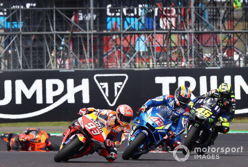 Nh&#236;n lại chiến thắng nghẹt thở của Alex Rins tại Silverstone MotoGP - Ảnh 1