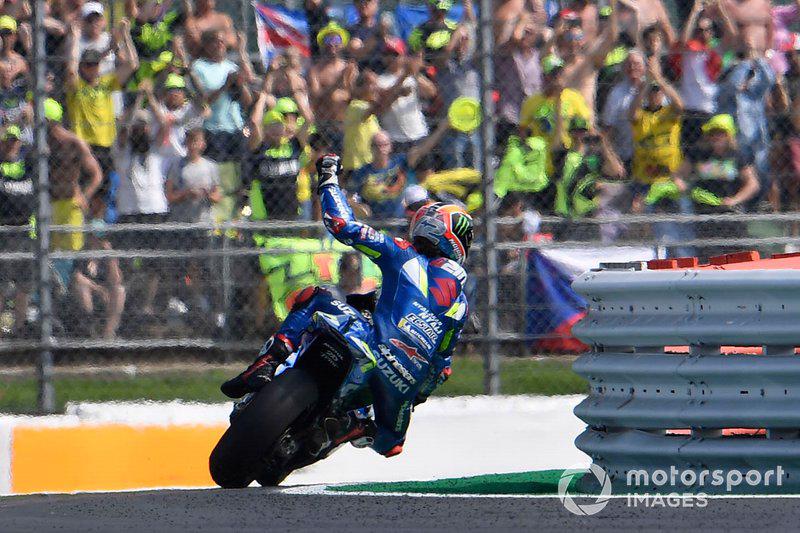 Nh&#236;n lại chiến thắng nghẹt thở của Alex Rins tại Silverstone MotoGP - Ảnh 7