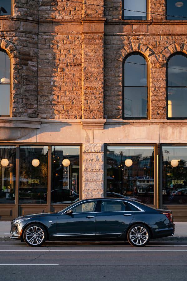 Cadillac tung ra những chiếc xe mui trần trong khi người tiêu dùng đổ xô đến với những chiếc xe thể thao đa dụng