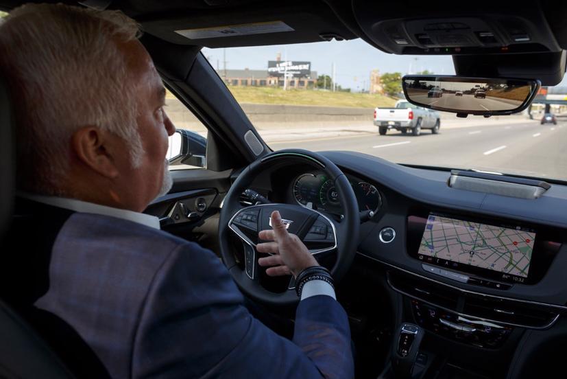 Steve Carlisle, chủ tịch Cadillac, đang ngồi trên chiếc CT6 và sử dụng hệ thống rảnh tay Super Cruise."Chúng tôi phải tìm ra khán giả của riêng mình, lấy công nghệ và sự đổi mới làm điểm nhấn cạnh tranh", ông nói.