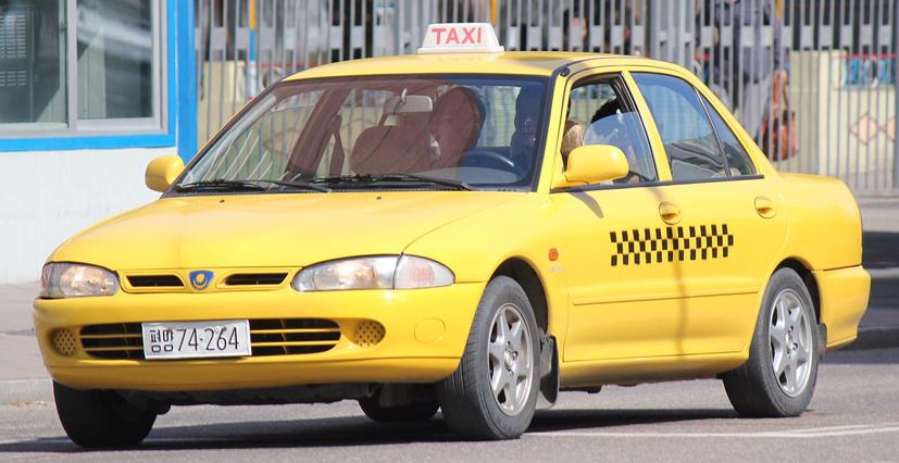 Một chiếc taxi Proton Wira. Xe ô tô Proton cũng thường được xuất khẩu làm quà tặng ngoại giao cho một số quốc gia và chính phủ.