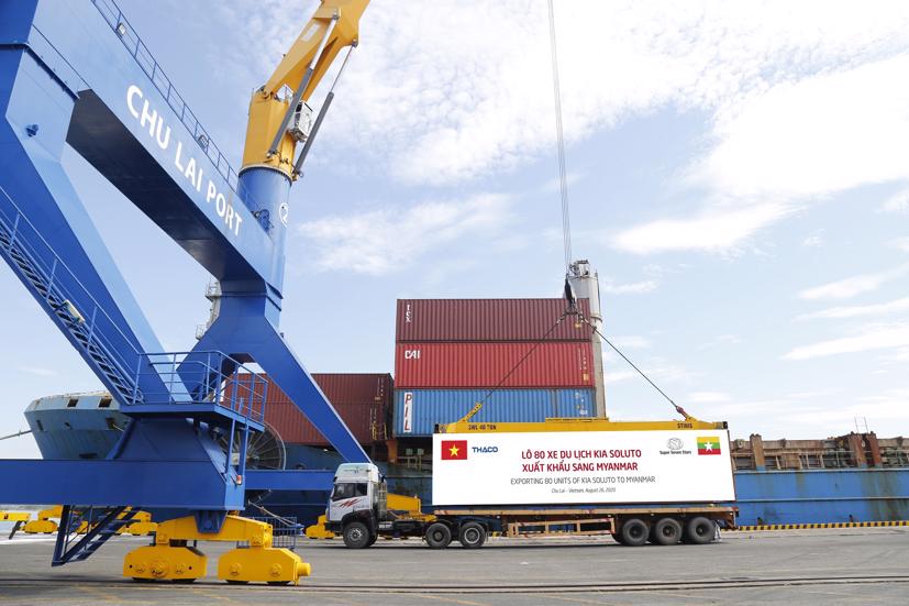 Container xe Kia Soluto được đưa lên tàu chuẩn bị xuất khẩu sang Myanmar