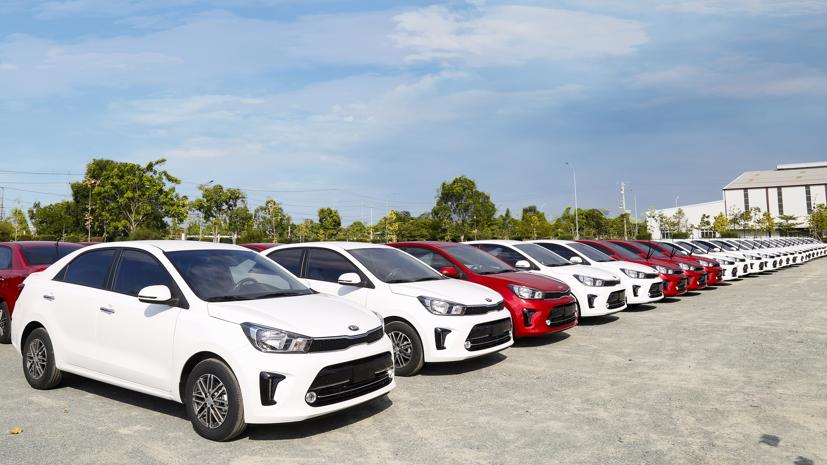 Xe Kia Soluto sản xuất tại nhà máy Thaco Kia trong Khu Công nghiệp Thaco Chu Lai (Quảng Nam) lên tàu xuất khẩu sang Myanmar vào ngày 26/8/2020.