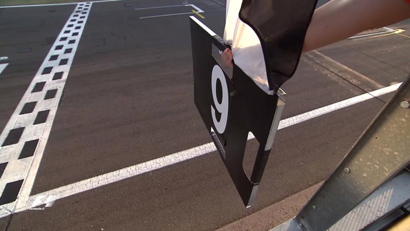 Lá cờ đen trắng này chính thức trở thành "thẻ vàng" của giải đua xe F1, báo hiệu một hành động phi thể thao diễn ra trong chặng đua. Cùng với việc giơ lá cờ này ra là một tấm biển ghi số của chiếc xe phạm lỗi.