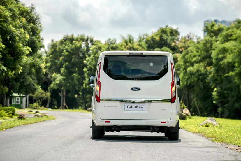 Ford Tourneo mới ra mắt thị trường Việt Nam, gi&#225; hơn 1 tỷ đồng - Ảnh 1