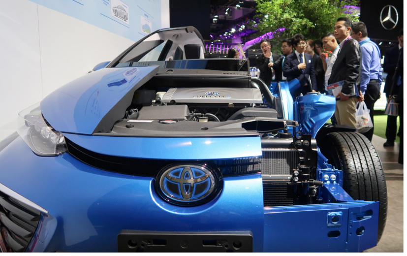 Khách tham quan xem mẫu xe trưng bày chạy pin nhiên liệu hydro Mirai của Toyota trong Hội chợ Nhập khẩu Quốc tế Trung Quốc (CIIE) lần thứ hai tại Thượng Hải, Trung Quốc ngày 6 tháng 11 năm 2019. Ảnh: REUTERS / Yilei Sun