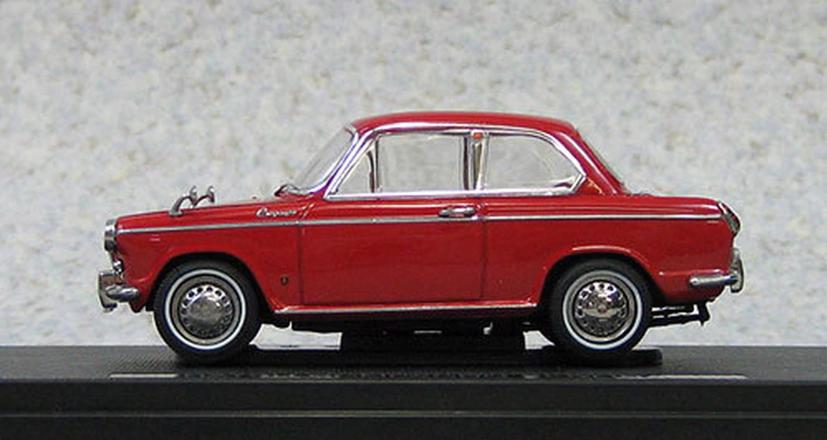 Một chiếc xe Daihatsu Compagno Berlina màu đỏ