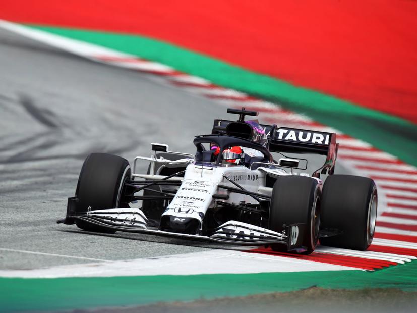 Daniil Kvyat lái chiếc Honda Scuderia AlphaTauri AT01 trên đường đua trong Giải đua xe công thức 1 ở Styria vào tháng 7.