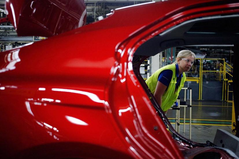 Giám đốc nhà máy Susan Elkington