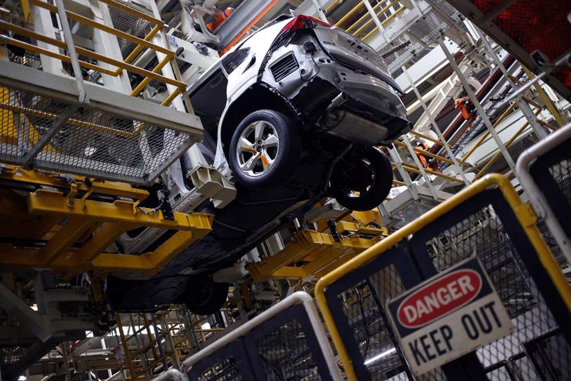 Một chiếc RAV4 hybrid trong dây chuyền lắp ráp. Ảnh: Bloomberg