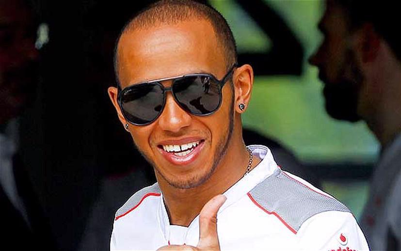 Tóc của Lewis Hamilton trước...