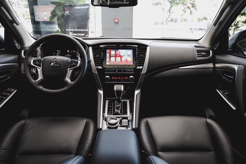 Mitsubhish Pajero Sport  2020 có nội thất bọc da cao cấp, ghế lái và ghế hành khách phía trước điều chỉnh điện 8 hướng.