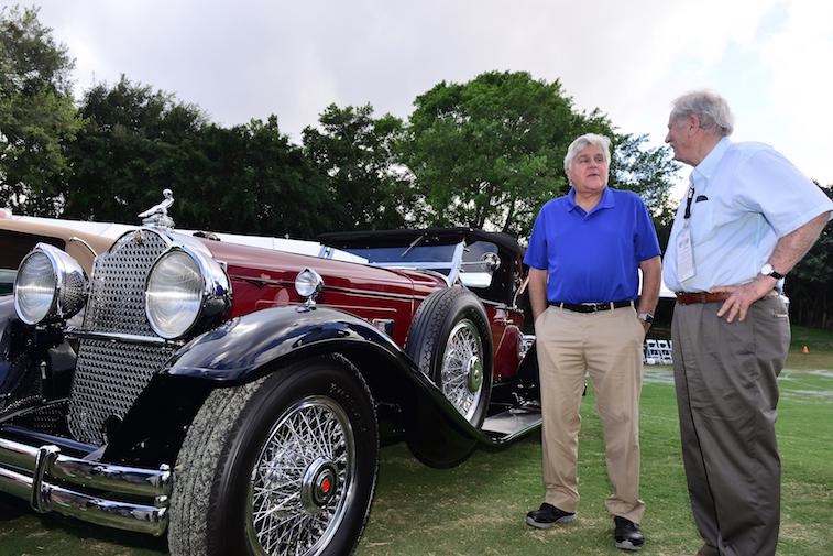 Jay Leno (áo xanh bên trái) sở hữu tổng cộng 286 xe cũ, trong đó có 169 xe ô tô và 117 xe máy.
