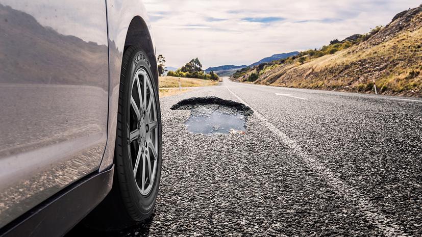 Hạn chế đi vào ổ gà sẽ giúp bảo vệ lốp xe ô tô. Ảnh: Topgear