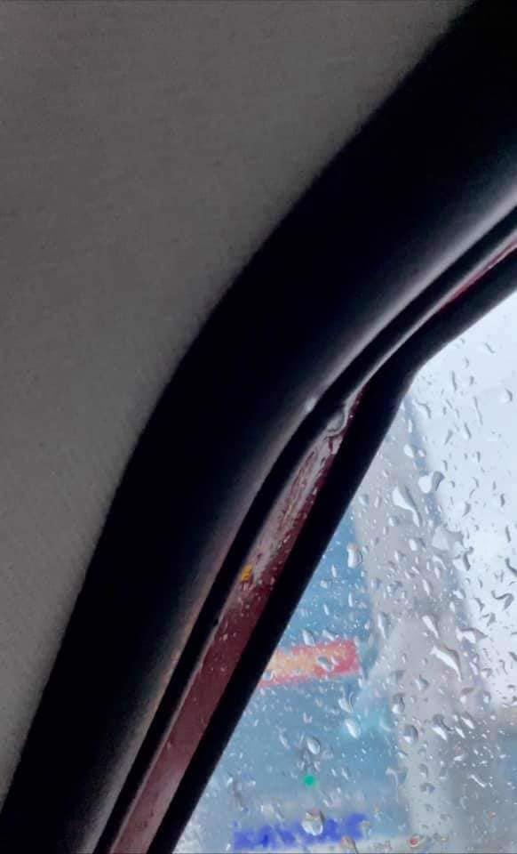 H&#224; Nội gặp “combo&quot; mưa, tắc đường: Chủ xe Kia Seltos k&#234;u bị dột mưa, b&#225;o nhiệt hộp số - Ảnh 3