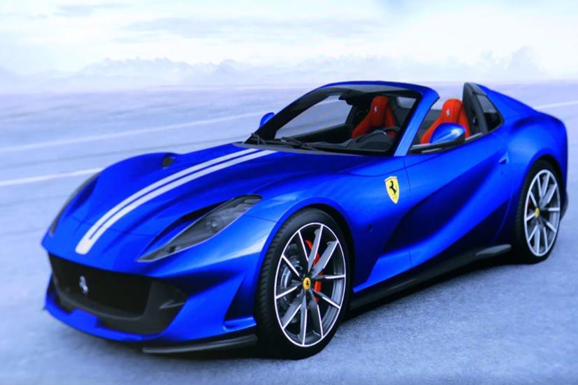 Một chiếc Ferrari cá nhân hóa với màu sơn xanh ngoại thất và sọc ở mui xe