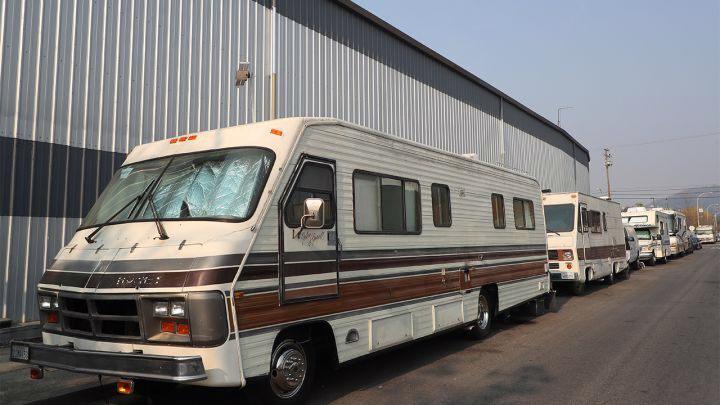 Nhiều người đi làm nhưng không đủ tiền để thuê nhà hoặc mua nhà, đành phải sống trong xe hơi