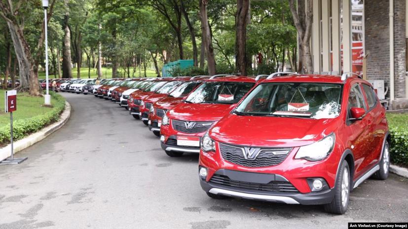 Kể từ 1/11, giá bán lẻ của 2 mẫu xe SUV và sedan của VinFast sẽ tăng thêm 59-65,4 triệu đồng/chiếc.