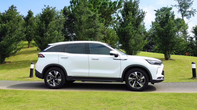 BEIJING X7 sẽ được bán ra tại Việt Nam tổng cộng 3 phiên bản với giá bán lần lượt là 528 triệu với bản 1.5MT, 658 triệu với bản 1.5 Elite và 688 triệu với bản 1.5 Premium.