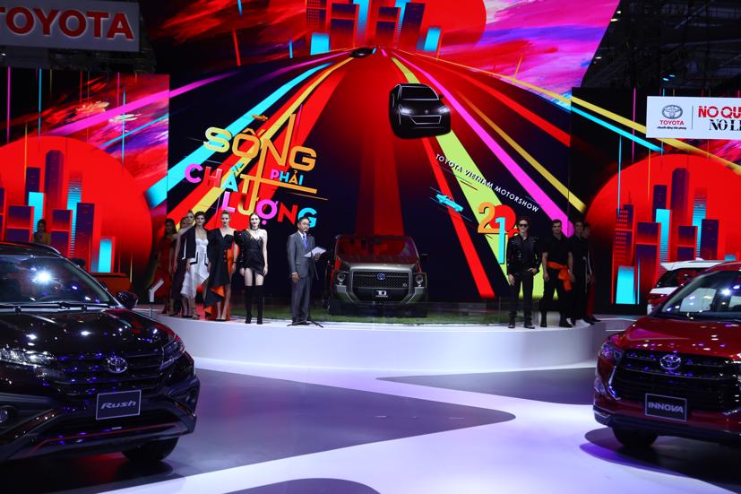 Khẩu hiệu "Sống phải chất lượng" tại gian hàng Toyota