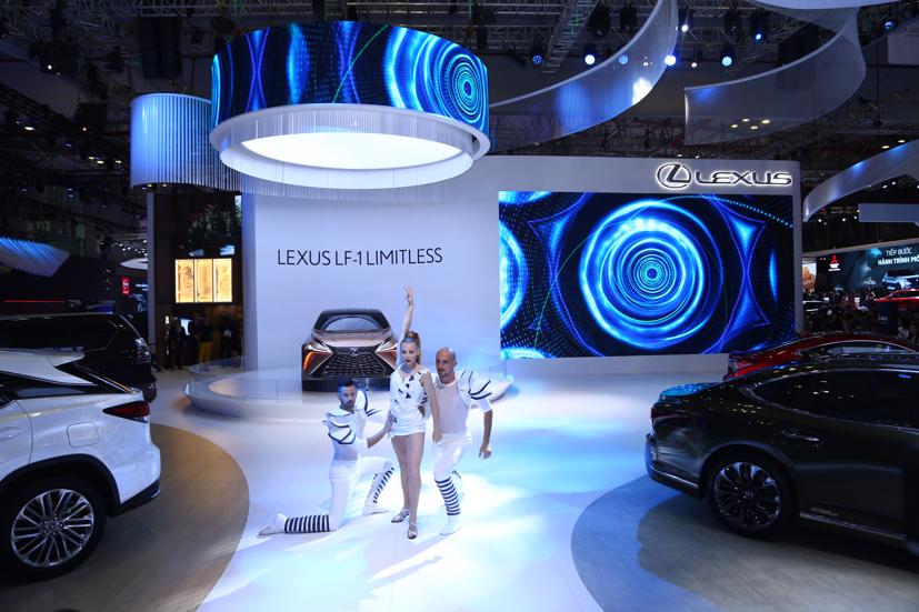 Màn trình diễn tại gian hàng của Lexus