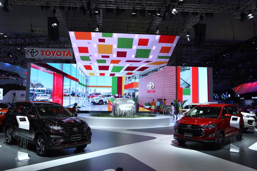 Gian hàng của Toyota tại triển lãm với mẫu xe còn đang bọc kín