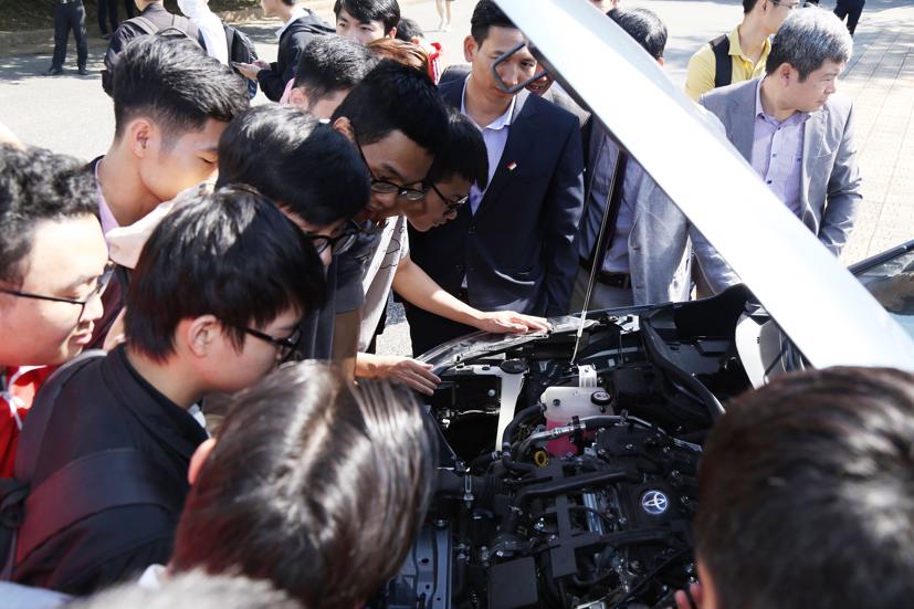 Toyota Việt Nam đã tổ chức chương trình Hướng dẫn lái xe an toàn và Giới thiệu về Công nghệ Hybrid.