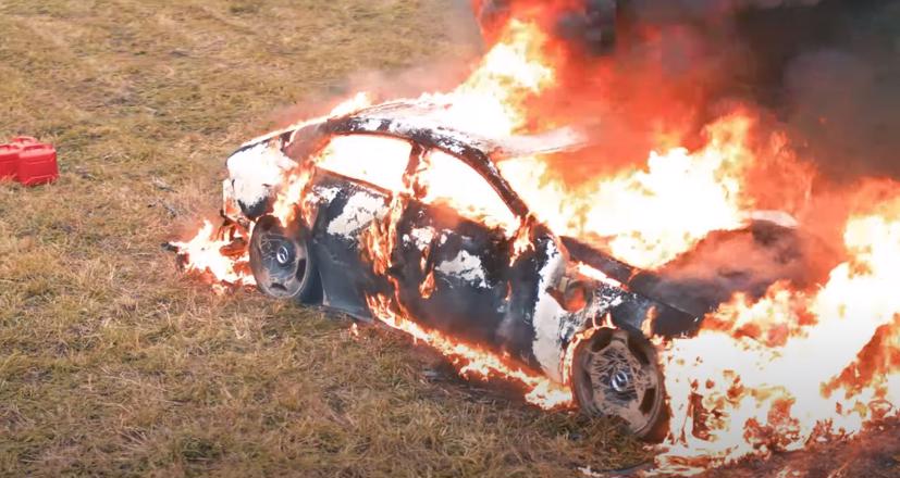 Vlogger đốt xe Mercedes-AMG GT 63 S v&#224; đăng l&#234;n Youtube - Ảnh 2