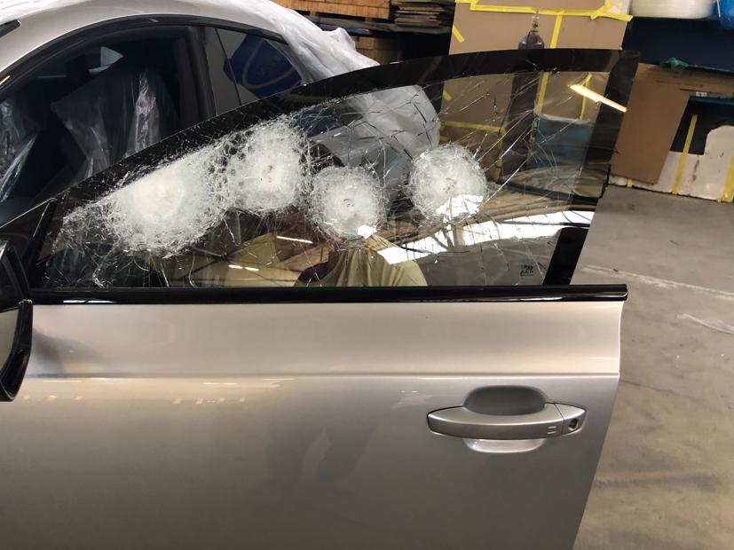 Các cửa sổ được thay thế bằng “áo giáp trong suốt”, hỗn hợp loại nhựa polyester và kính chì dày 1-2 inch (2-5 cm). Càng dày, sự an toàn càng cao: kích thước 2 inch sẽ bảo vệ được người ngồi trong khỏi phát đạn bắn từ loại súng lớn