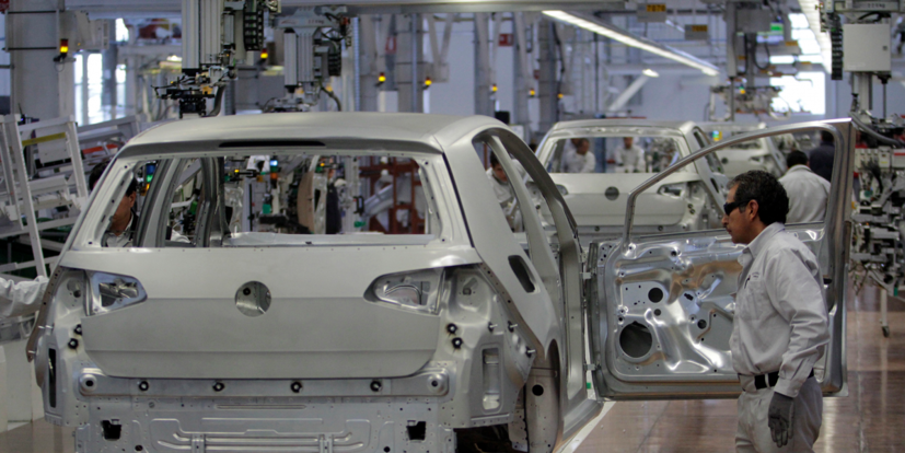 Các nhà sản xuất ô tô phải đối mặt các áp lực lớn lên lợi nhuận do các quy định và căng thẳng thương mại tấn công các doanh nghiệp cốt lõi của họ.