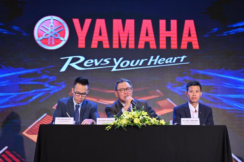 Ông Suzuki Yasutaka (người ngồi giữa), Tổng giám đốc Yamaha Việt Nam, trong phiên hỏi đáp tại buổi họp báo ra mắt mẫu xe tay ga Yamaha NVX 155cc mới