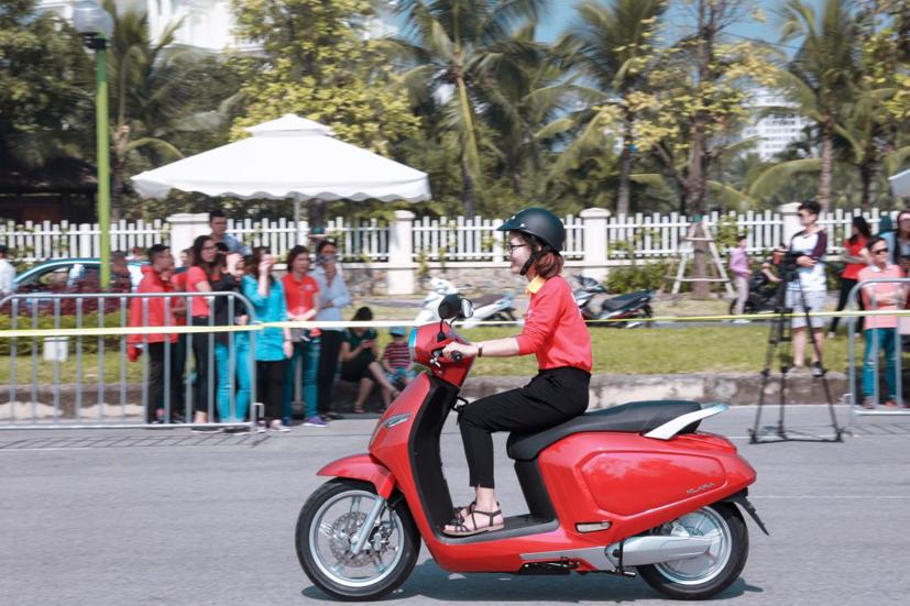 Xe máy điện VinFast được CNN bình chọn là biểu tượng giao thông xanh của thành phố.