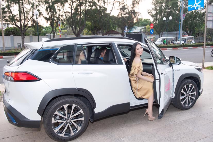 Toyota Corolla Cross, Camry v&#224; Innova sẽ đưa đ&#243;n thi sinh thi Hoa hậu Việt Nam 2020 - Ảnh 1