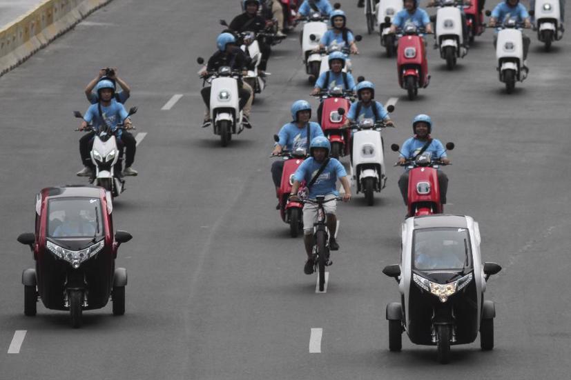 Hàng trăm xe điện chạy trên đường Jenderal Sudirman, Jakarta, Indonesia vào tháng trước. Hầu hết các dự đoán về vxe điện không tính đến loại xe hai và ba bánh, một thị trường khổng lồ ở nhiều nơi trên thế giới, đặc biệt là châu Á. Ảnh: Eko Siswono Toyudho / Anadolu Agency