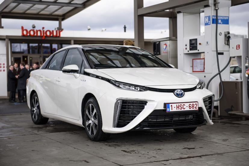Toyota Mirai tại trạm sạc nhiên liệu