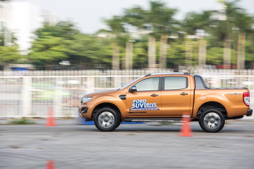 Tuy nhiên, trái ngược với vẻ bề ngoài cơ bắp và khả năng off-road ưu việt, Ranger và Everest lại đưa đến một không gian khoang xe yên tĩnh để các hành khách có thể thoải mái trò chuyện trong suốt chuyến đi.