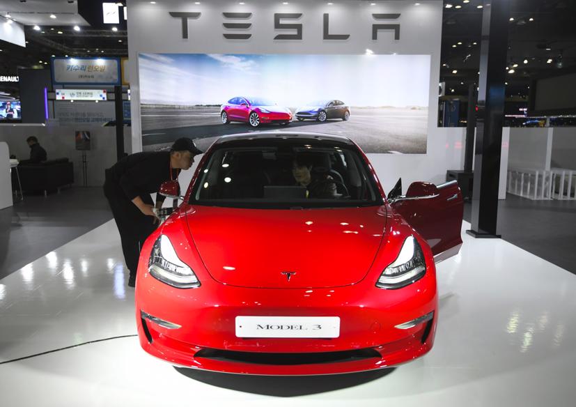 Khách tham quan đang ngắm Tesla Model 3 tại một cuộc họp báo ở Seoul, Hàn Quốc
