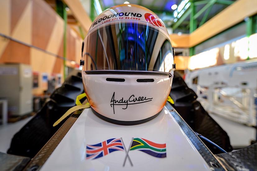 Tay đua Andy Green là người đã lái chiếc Bloodhound LSR trên đường đua thử ở vận tốc 1.010 km/h