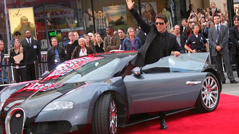 Lái chiếc Veyron trên thảm đỏ trong buổi ra mắt bộ phim Mission: Impossible III. Tuy nhiên, Tom Cruise lại ... không mở được cửa xe!