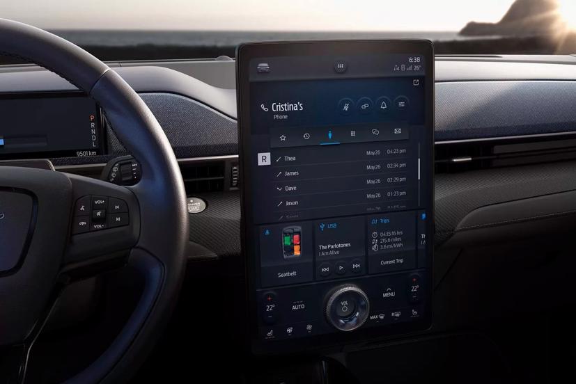 Không gian nội thất rộng, đầy đủ các tính năng dành cho các tín đồ công nghệ, như cổng USB-C và thảm sạc không dây