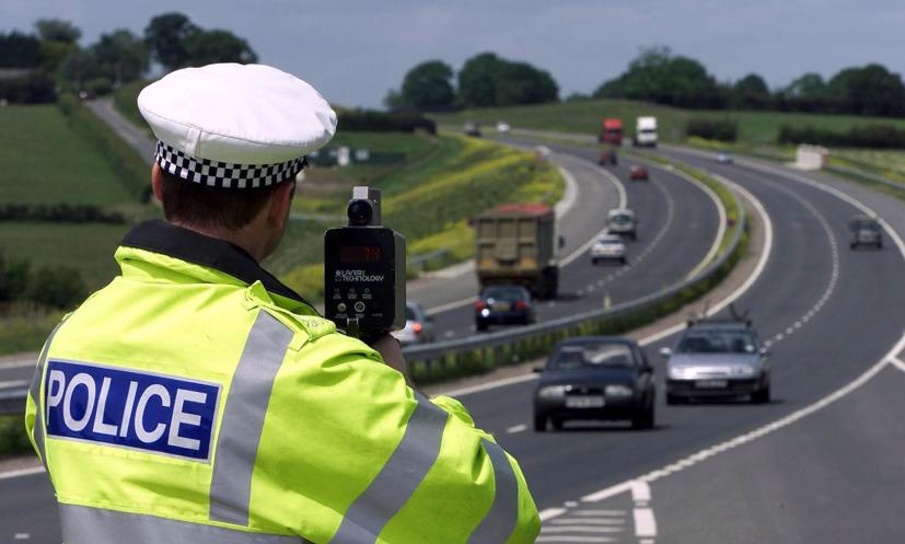 Nháy đèn cảnh báo lái xe khác về việc có cảnh sát giao thông bắn tốc độ phía trước cũng bị phạt