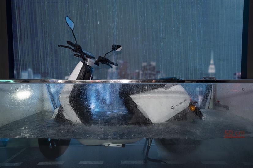 Tính năng chống nước IPx7, tương đương ngâm nước sâu 1 mét trong 30 phút , động cơ vẫn hoạt động ổn định